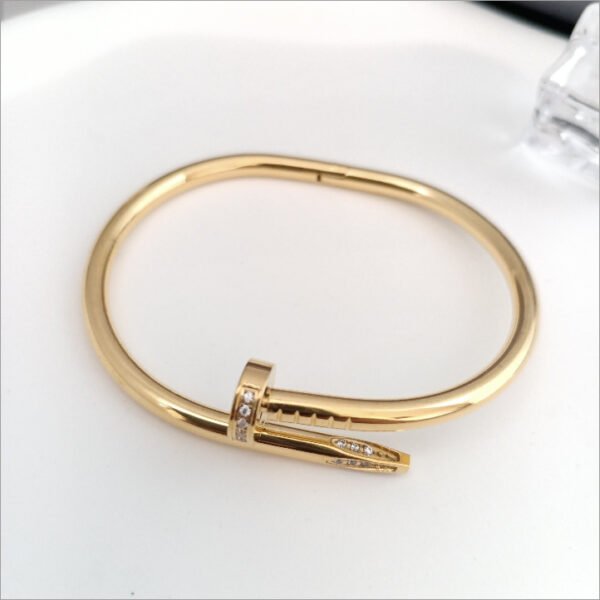 Aro clavo Cartier dorado con circonias