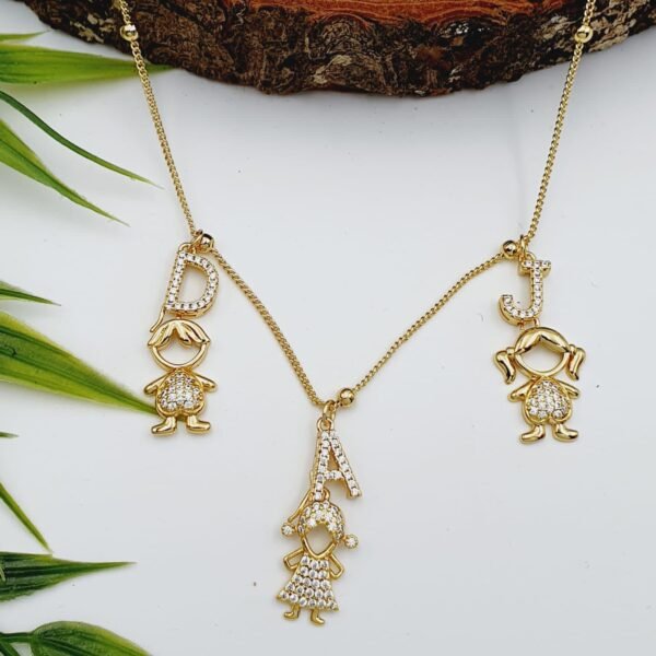 Collar personalizado con seis dijes chapado en oro de 18k