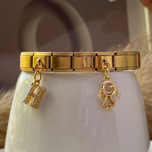 Pulsera italiana dorada con dos dijes de acero inoxidable con baño de oro de 18k