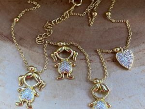 Collar personalizado con cuatro dijes chapado en oro de 18k
