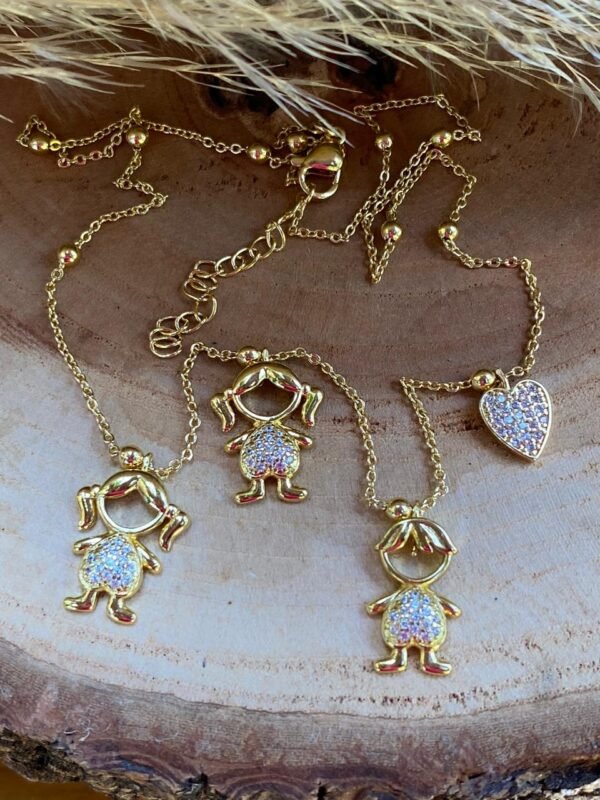 Collar personalizado con cuatro dijes chapado en oro de 18k