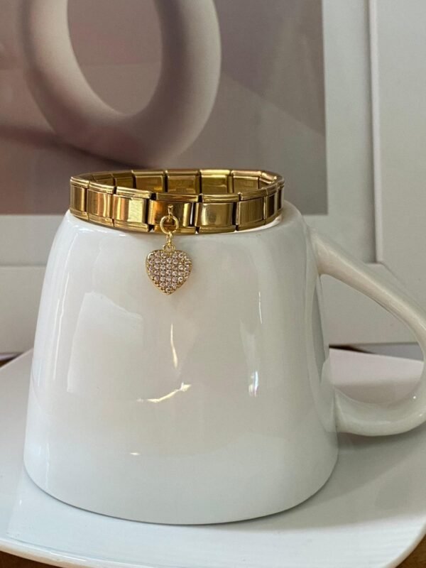 Pulsera italiana dorada con un dije de acero inoxidable chapado en oro de 18k
