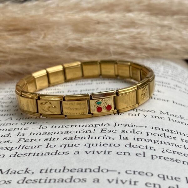 Pulsera Italiana dorada con tres dijes