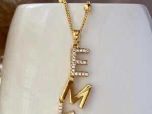 Cadena C1 con tres dijes hacia abajo personalizada chapada en oro de 18k