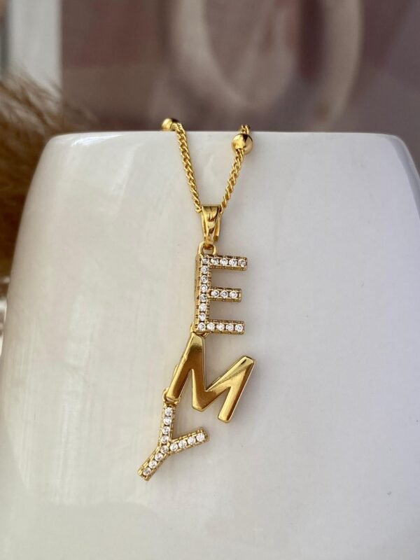 Cadena C1 con tres dijes hacia abajo personalizada chapada en oro de 18k