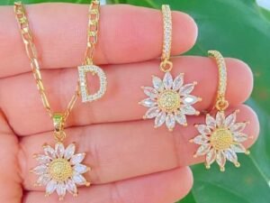 Set girasol con inicial y argollas girasol chapado en oro de 18k