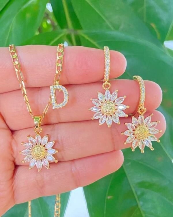 Set girasol con inicial y argollas girasol chapado en oro de 18k