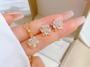 SET DORADO  FLOR PETALOS CRISTAL