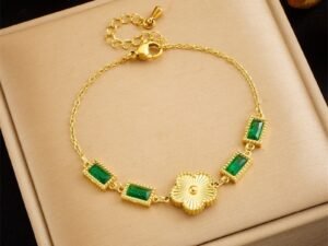 PULSERA CON CRISTALES RECTAGULARES VERDES Y TREBOL DORADO