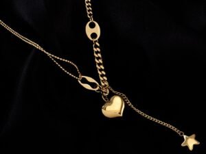 COLLAR DORADO CON DIJE DE CORAZON Y ESTRELLA COLGANTE