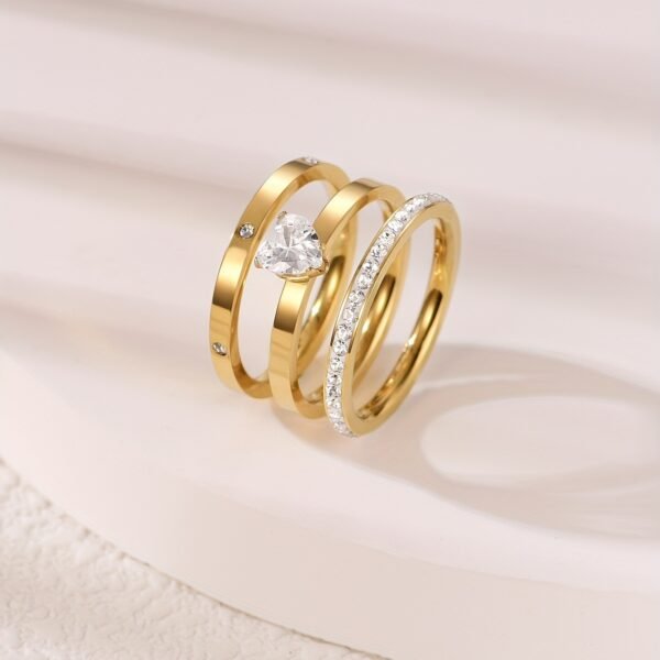 Anillo triple dorado de compromiso circonia corazon de acero inoxidable con chapa de oro de 18k