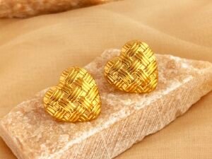 ARETES DORADOS CORAZON LINEAS ENTRELAZADAS