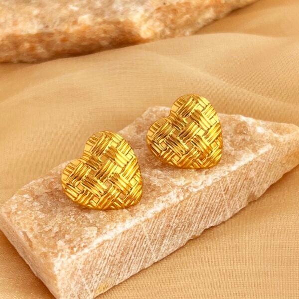 ARETES DORADOS CORAZON LINEAS ENTRELAZADAS