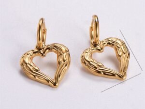 Argollas silueta corazón colgante con textura de acero inoxidable
