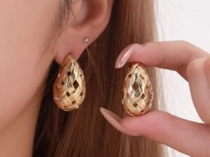 Arete gota dorada entrelazada