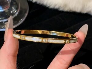 Aro dorado nacar con circonias