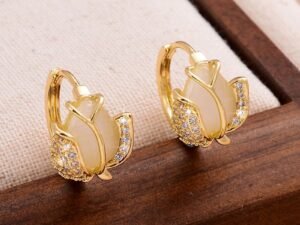 Aretes dorados tulipan color ópalo con circonias
