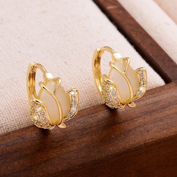 Aretes dorados tulipan color ópalo con circonias