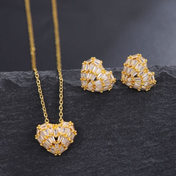Set dorado corazón con circonias rectangulares