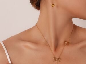 Set dorado moño corazón colgante