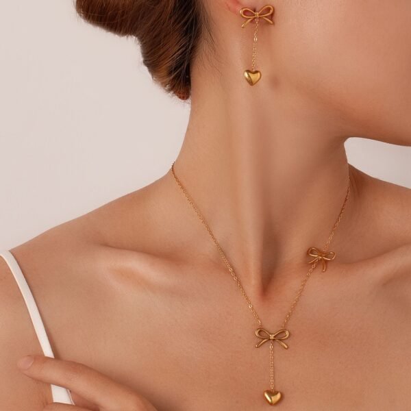 Set dorado moño corazón colgante