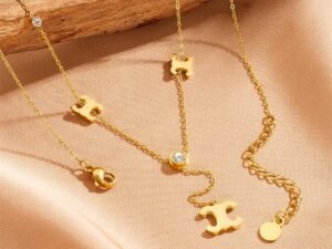 Collar dorado doble C colgante circonia
