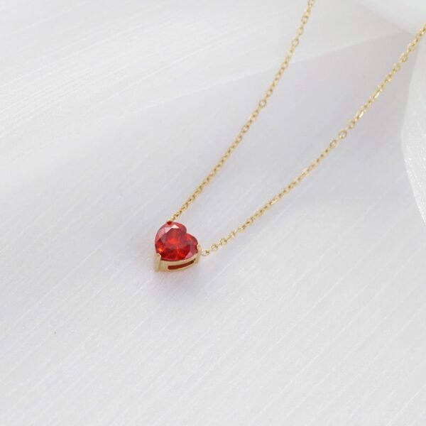 Collar dorado corazón piedra roja