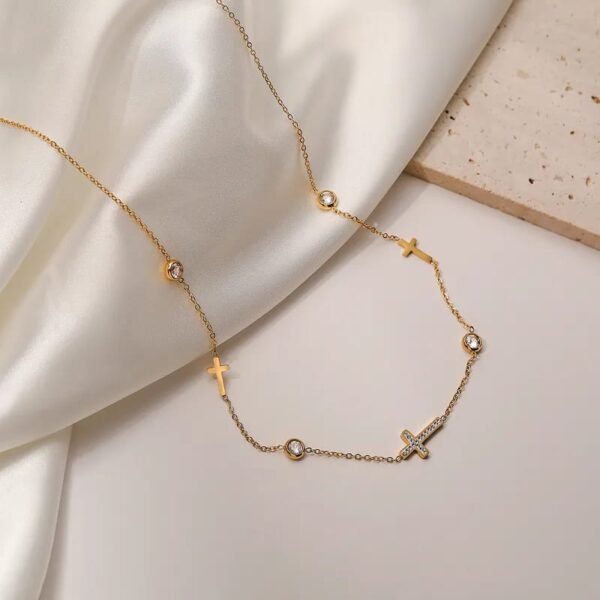 Collar dorado circonias y cruces de acero inoxidable chapado en oro 18k