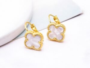 Arete dorado trébol lechoso acero inoxidable chapado en oro