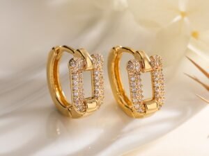 Argollas doradas U circonias incrustadas chapadas en oro de 18k