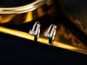 Aretes plateados clavo chapados en oro 18k