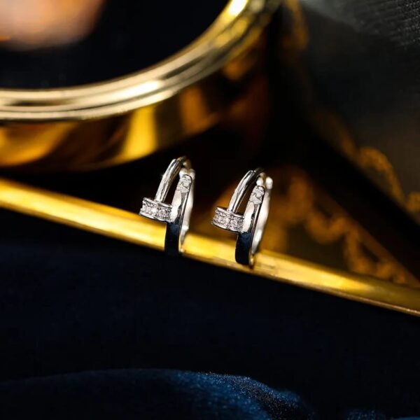 Aretes plateados clavo chapados en oro 18k