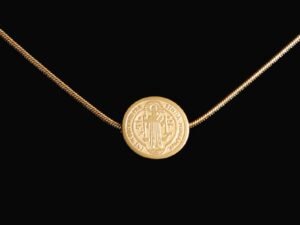 Collar dorado San Benito de acero inoxidable chapado en oro de 18k