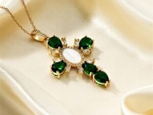 Collar dorado cruz verde de acero inoxidable chapado en oro de 18k