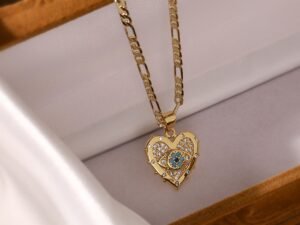 Collar dorado dije corazón ojo turco chapado en oro de 18k