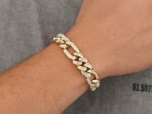 Pulsera dorada estilo monaco full circonias para caballero chapado en oro de 18k