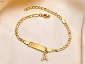 Pulsera infantil dorada placa lisa con inicial de la A-Z acero inoxidable con baño de oro