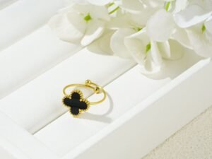Anillo dorado trebol negro de acero titanio