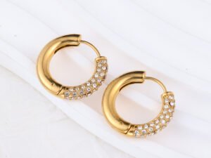 Argolla chunky medio aro circonias acero inoxidable chapado  en oro de 18k