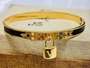 Aro dorado dupe Louis Vuitton de acero titanio chapado en oro de 18k
