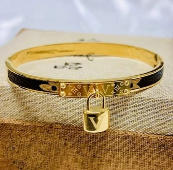 Aro dorado dupe Louis Vuitton de acero titanio chapado en oro de 18k