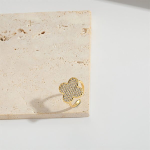 Anillo dorado trebol con circonias incrustadas