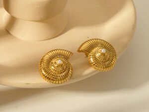 Aretes dorados caracol con perla blanca de acero inoxidable chapado en oro de 18k
