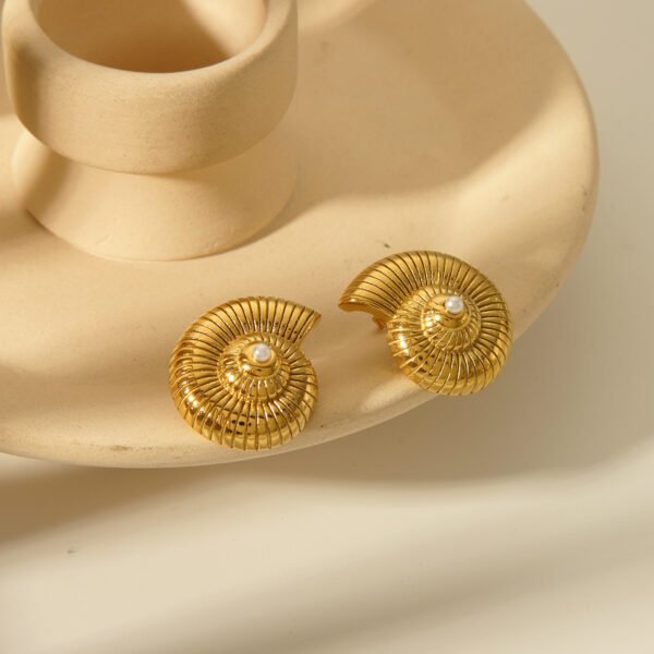 Aretes dorados caracol con perla blanca de acero inoxidable chapado en oro de 18k