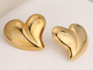 Aretes dorados corazón liso grande de acero inoxidable chapado en oro 18k
