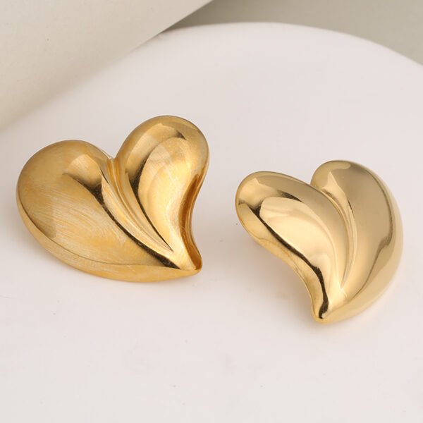 Aretes dorados corazón liso grande de acero inoxidable chapado en oro 18k