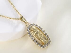 Cadena dorada dije virgen ovalada chapada en oro de 18k