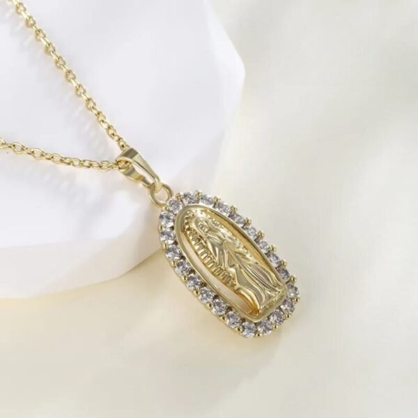 Cadena dorada dije virgen ovalada chapada en oro de 18k