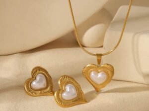 Set dorado corazón nácar de acero inoxidable chapado en oro 18k