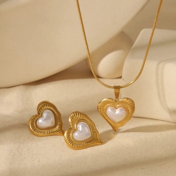 Set dorado corazón nácar de acero inoxidable chapado en oro 18k